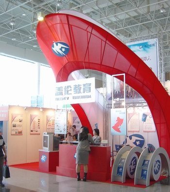 图文:最造型奇特展位--盖伦教育集团展位_教育天地_新浪网